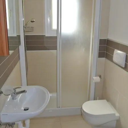 With Shared Pool For Eight Guests 비비오네