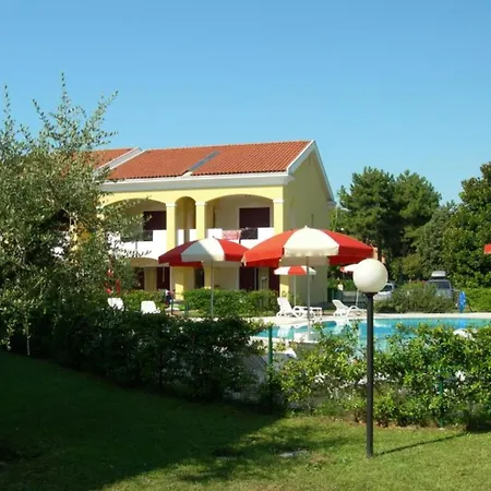 With Shared Pool For Eight Guests Apartment Bibione